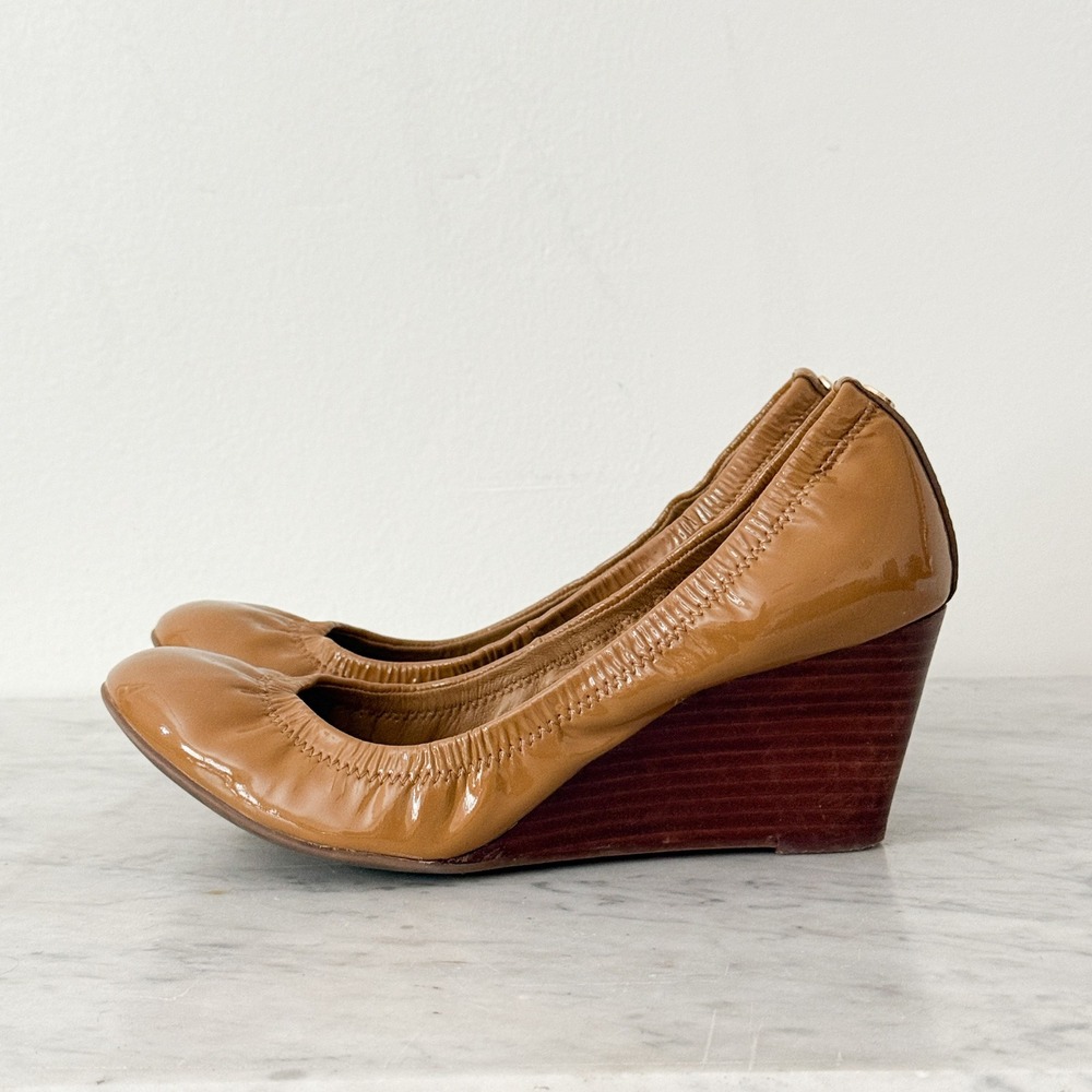 Tory Burch Sally Wedge Pumps Patent Leather Tan Camel Wood Heel Gold Logo 8.5